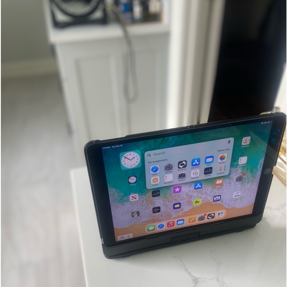 2017 iPad Pro 10.5 with QWERTY keyboard case. - Picture 9 of 13